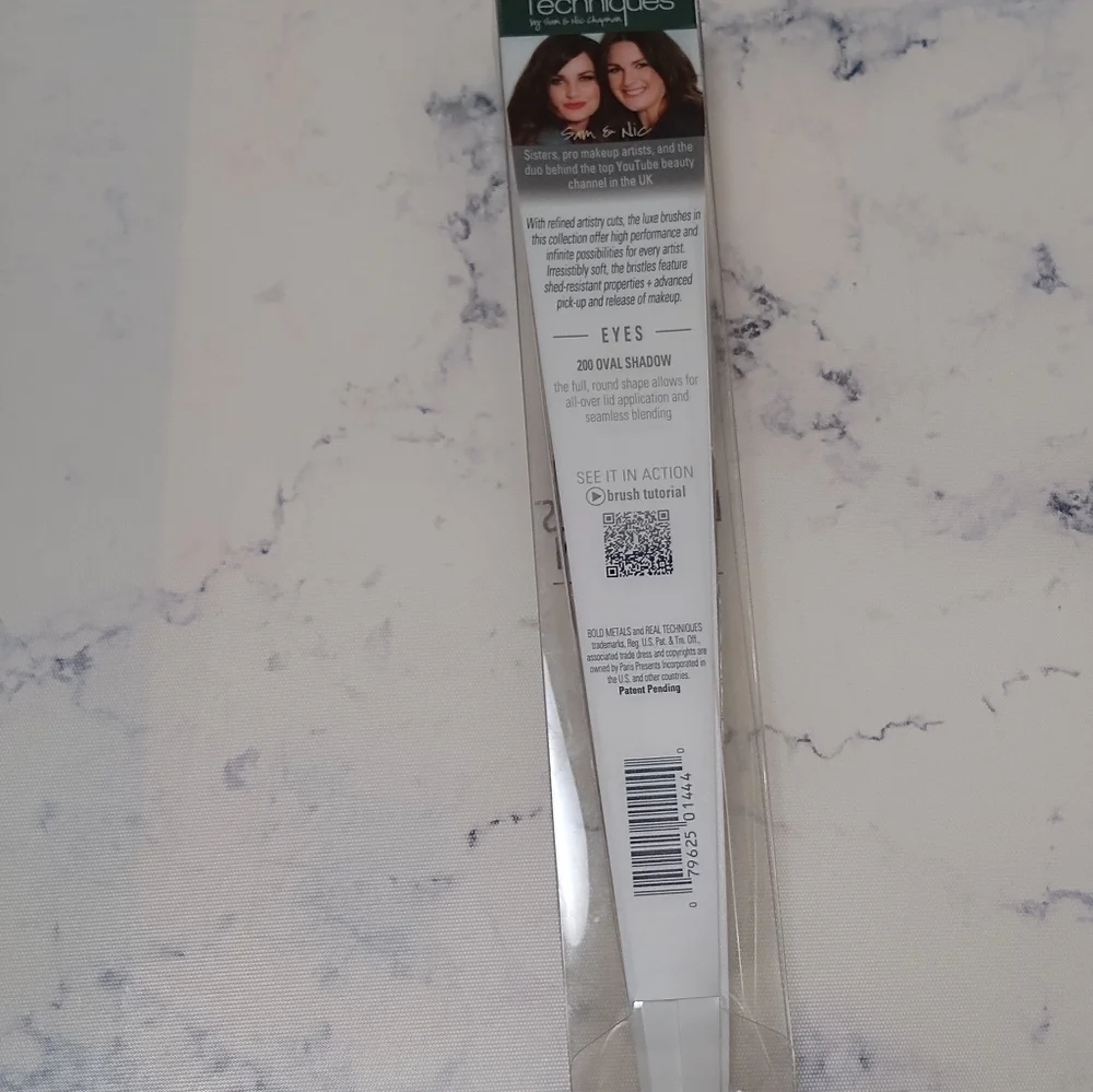 Real Techniques  Bold Metals Collection 200 OVAL SHADOW BRUSH New In Box